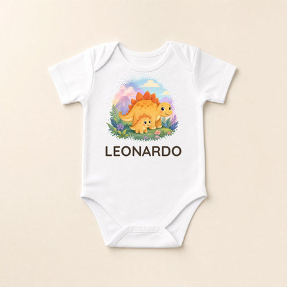 Body neonato bianco disteso con scena di dinosauri e il nome Leonardo