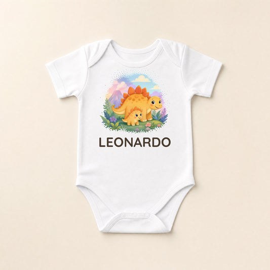 Body neonato bianco disteso con scena di dinosauri e il nome Leonardo