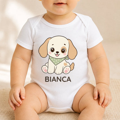 Neonato che indossa il body con il cagnolino nel prato e il nome Emma