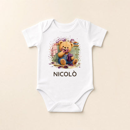 Body neonato bianco disteso con l'orsetto e la marmellata e il nome Nicolò