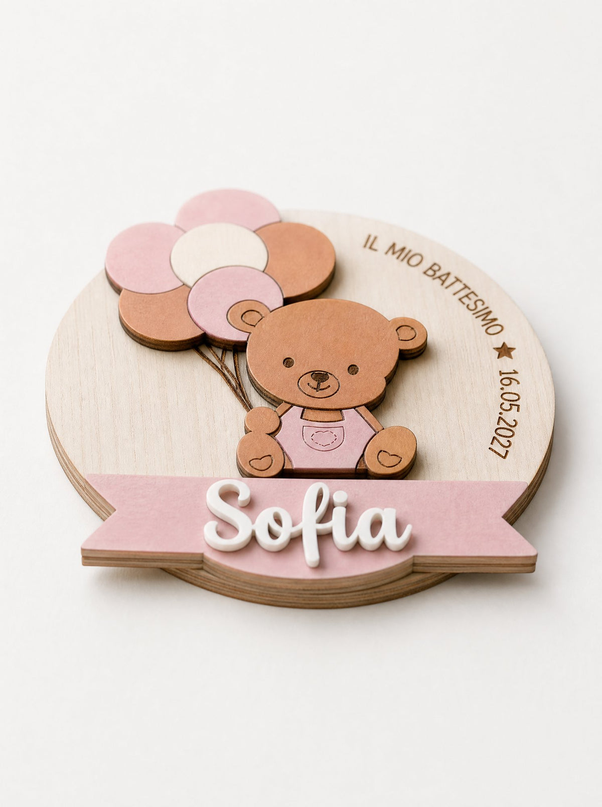 Dettaglio di profilo della calamita rosa con il nome Sofia, che mostra gli strati di legno incollati