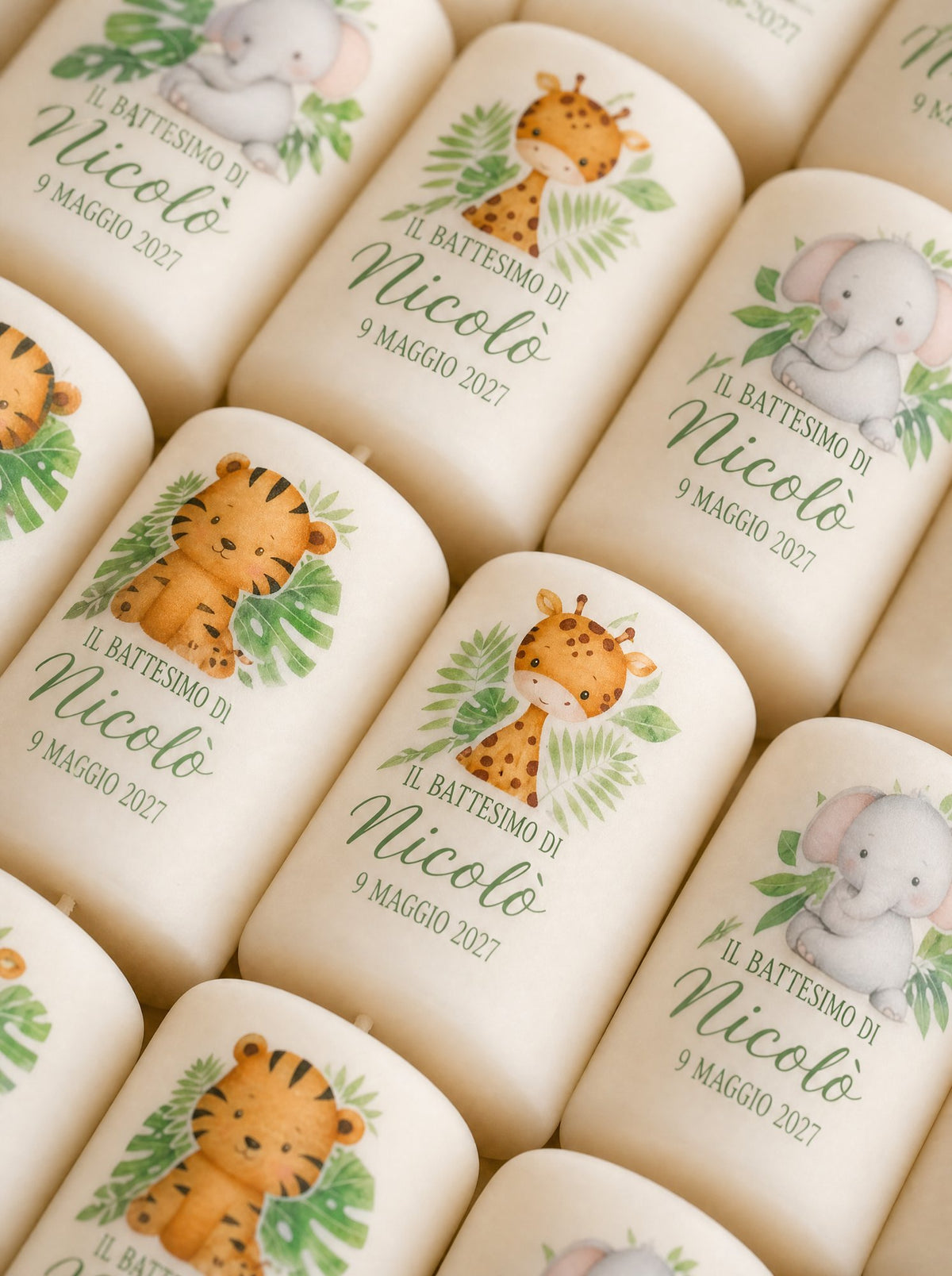 Candele battesimo con animaletti della savana in file diagonali, in primo piano la giraffa personalizzata