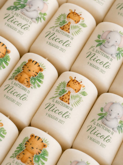 Candele battesimo con animaletti della savana in file diagonali, in primo piano la giraffa personalizzata