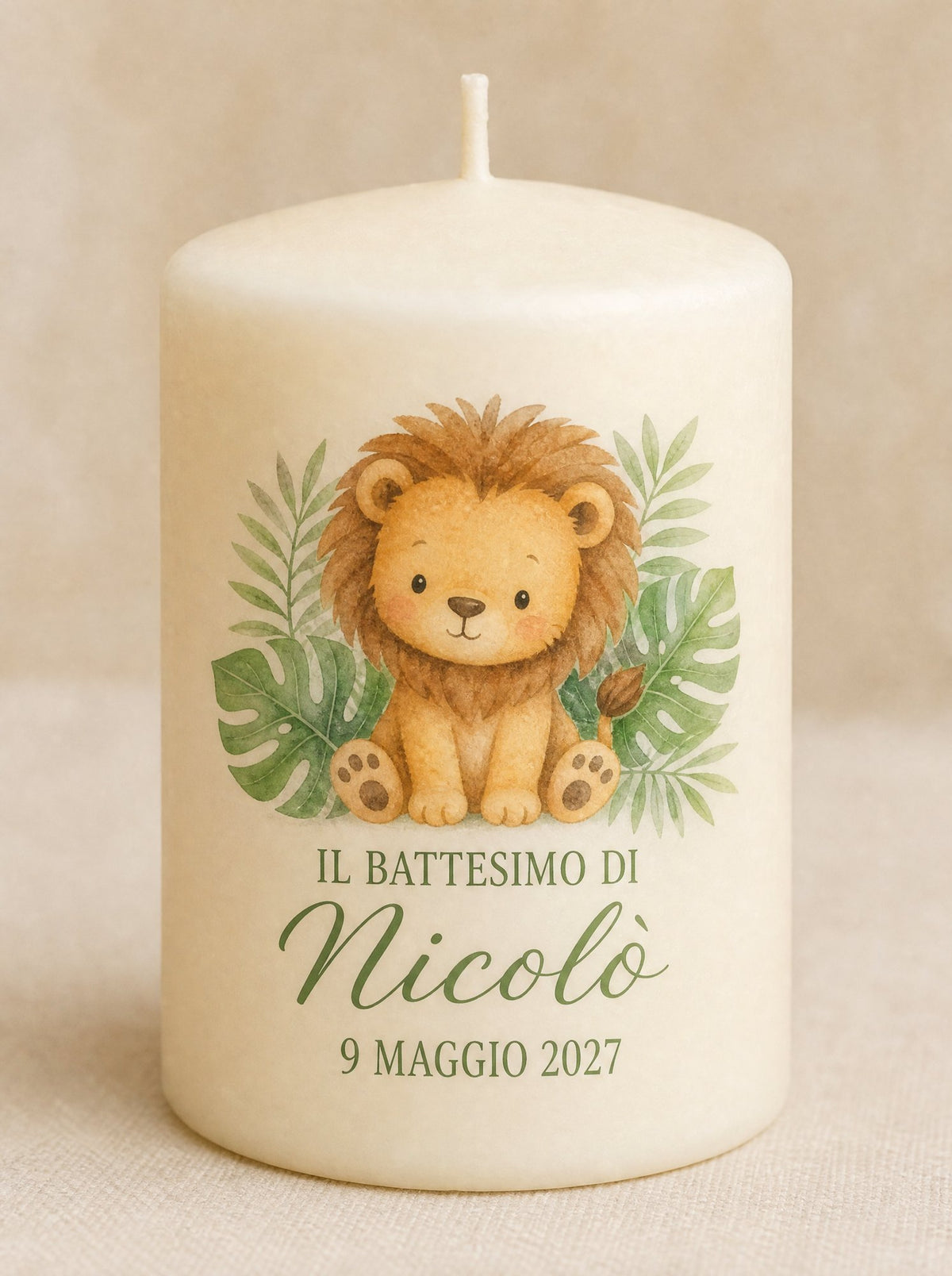 Primo piano della candela battesimo personalizzata con il leoncino