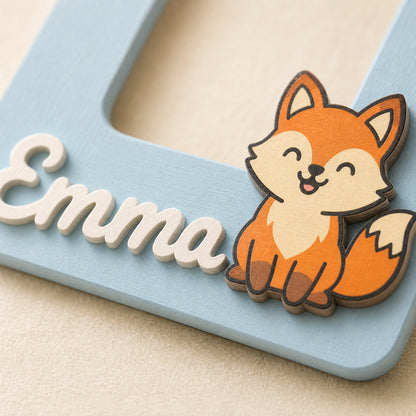 Dettaglio macro del nome Emma in corsivo in rilievo e della volpe, si vede la venatura del legno