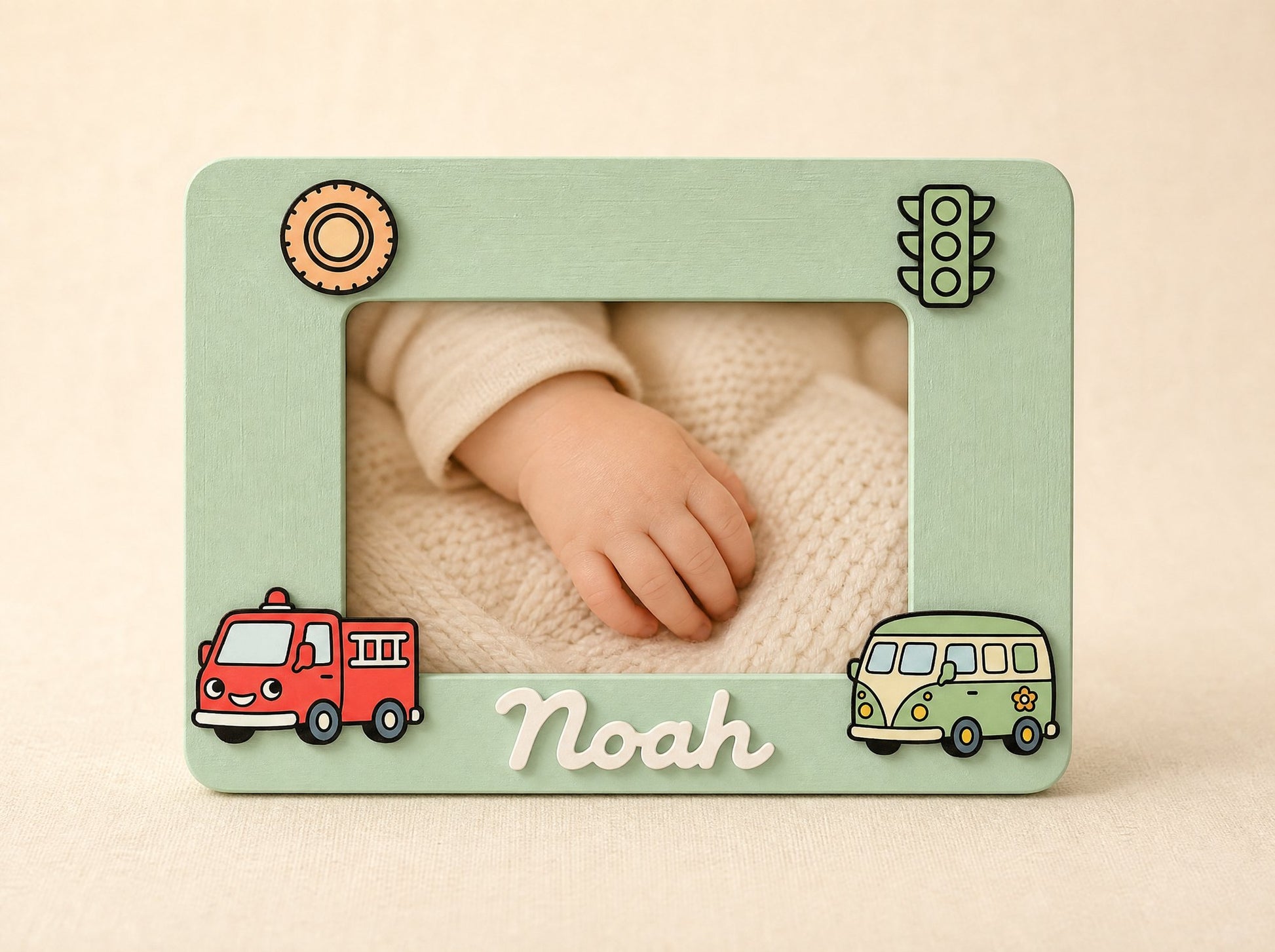 Cornice verde acqua orizzontale, tema Veicoli con camion dei pompieri e furgoncino hippy, nome Noah