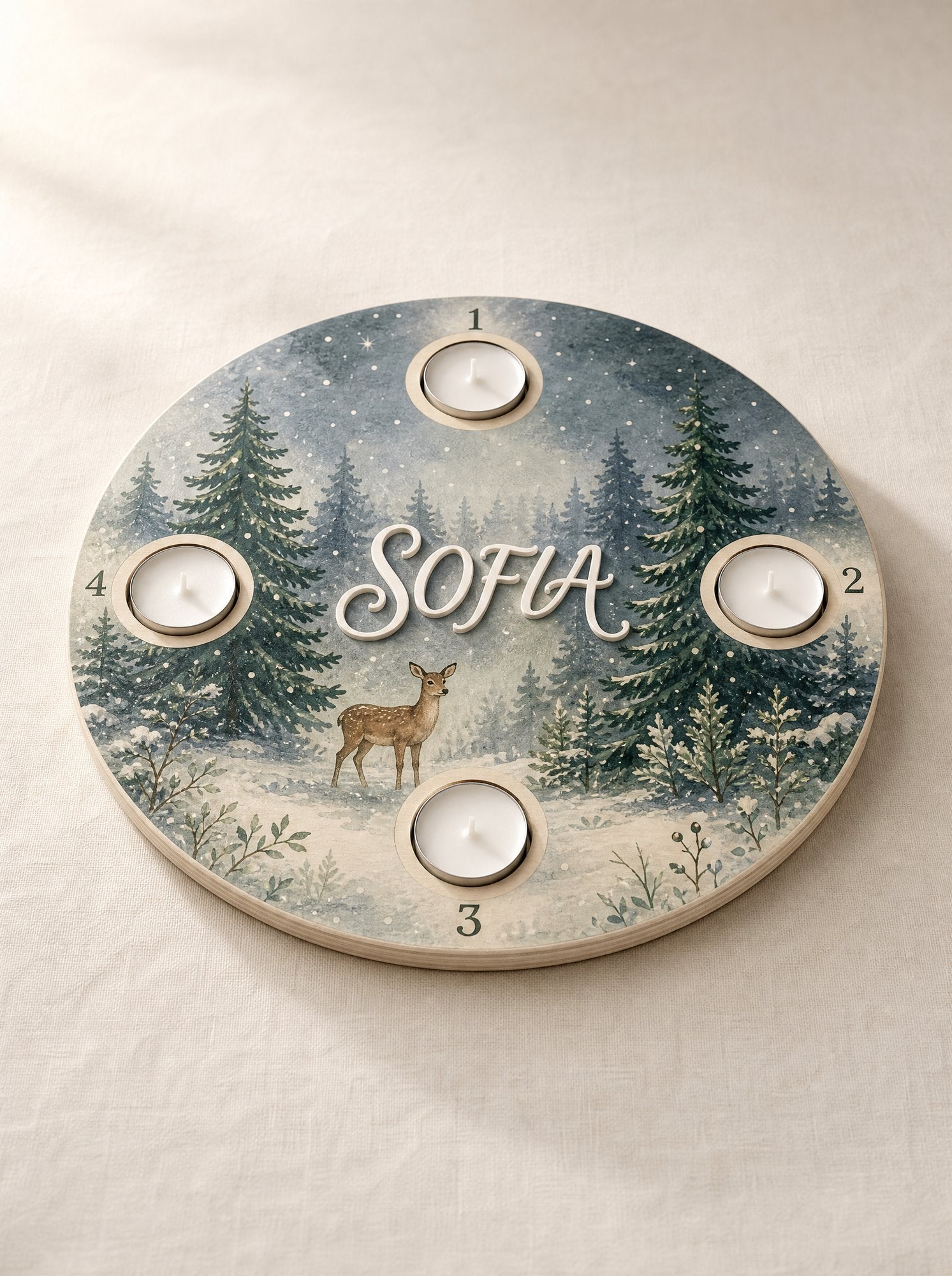 Corona dell'Avvento tema Bosco d'inverno con abeti, un cerbiatto e neve nei toni salvia e blu