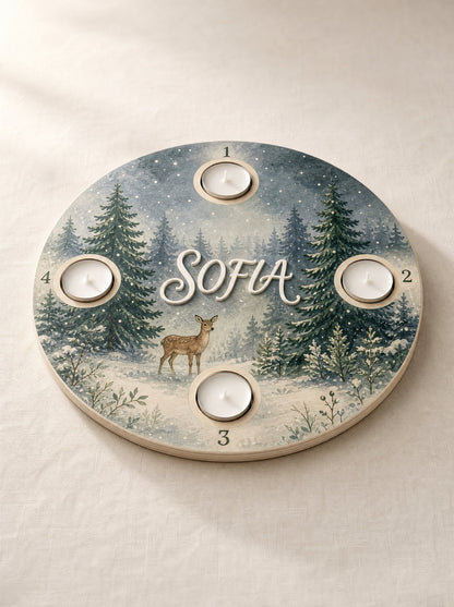 Corona dell'Avvento tema Bosco d'inverno con abeti, un cerbiatto e neve nei toni salvia e blu