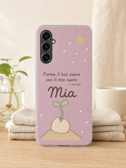 Cover con un seme che germoglia e il nome Mia su un Samsung Galaxy S24 in piedi, ripresa di fronte