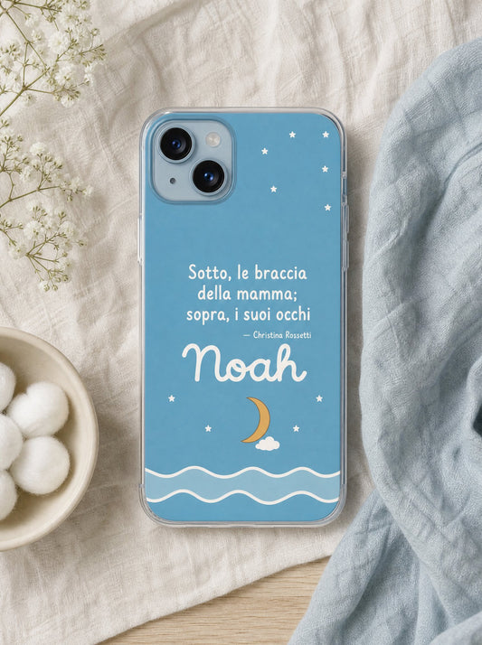 Cover per la mamma con una luna crescente sul mare, frase di Christina Rossetti e nome Noah, su un iPhone 15 visto dall'alto