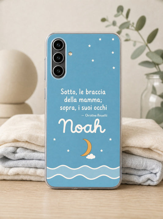 Cover con una luna crescente sul mare e il nome Noah su un Samsung Galaxy S24 in piedi, ripresa di fronte