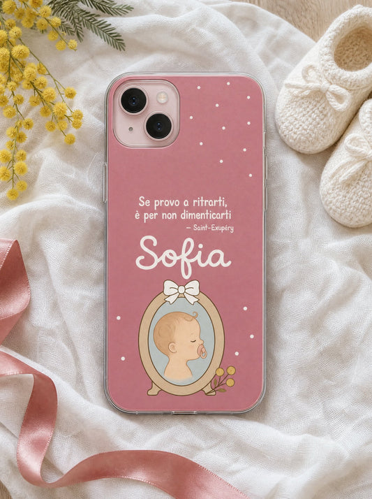 Cover per mamma e papà con un neonato in una cornice ovale, frase di Saint-Exupéry e nome Sofia, su iPhone 15