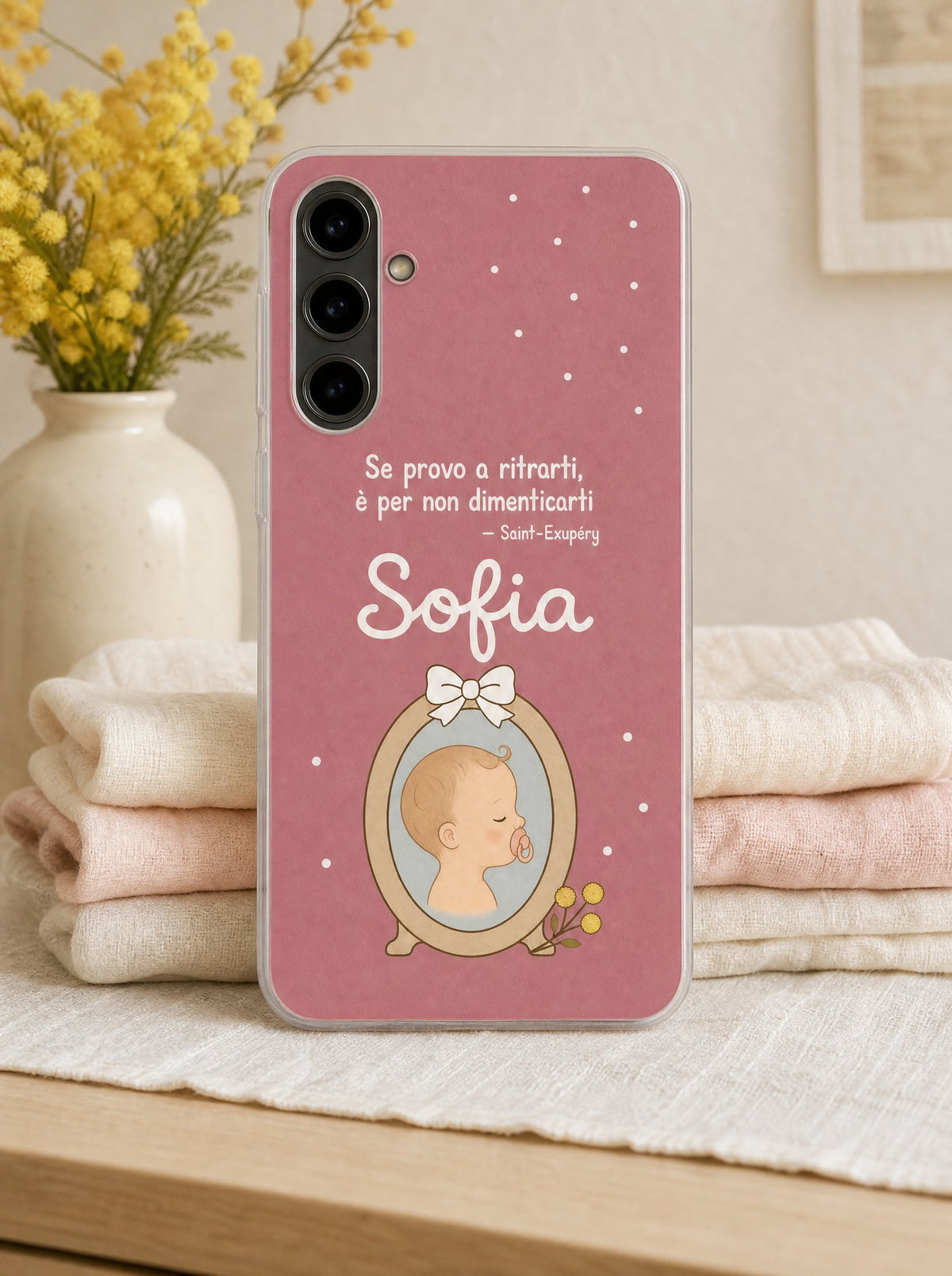 Cover con il profilo di un neonato in una cornice ovale e il nome Sofia su un Samsung Galaxy S24 in piedi, ripresa di fronte