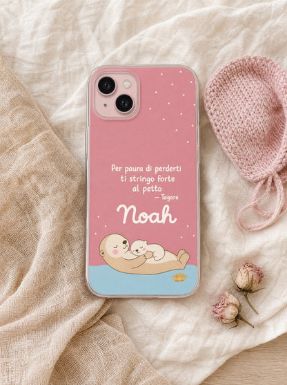 Cover per la mamma con una mamma lontra col cucciolo, frase di Tagore e nome Noah, su un iPhone 15 visto dall'alto