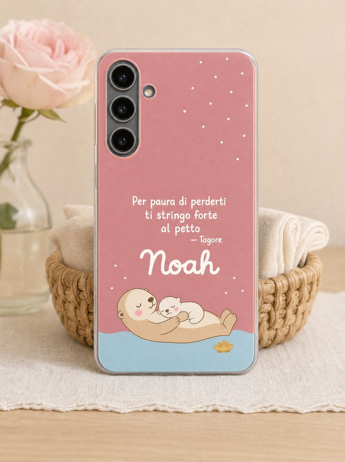 Cover con una mamma lontra col cucciolo e il nome Noah su un Samsung Galaxy S24 in piedi, ripresa di fronte