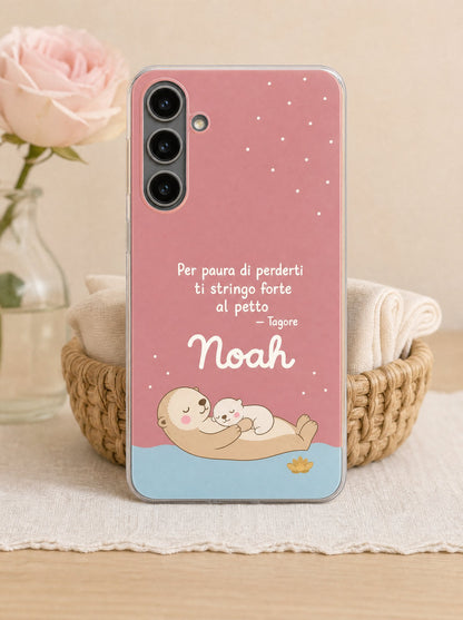 Cover con una mamma lontra col cucciolo e il nome Noah su un Samsung Galaxy S24 in piedi, ripresa di fronte