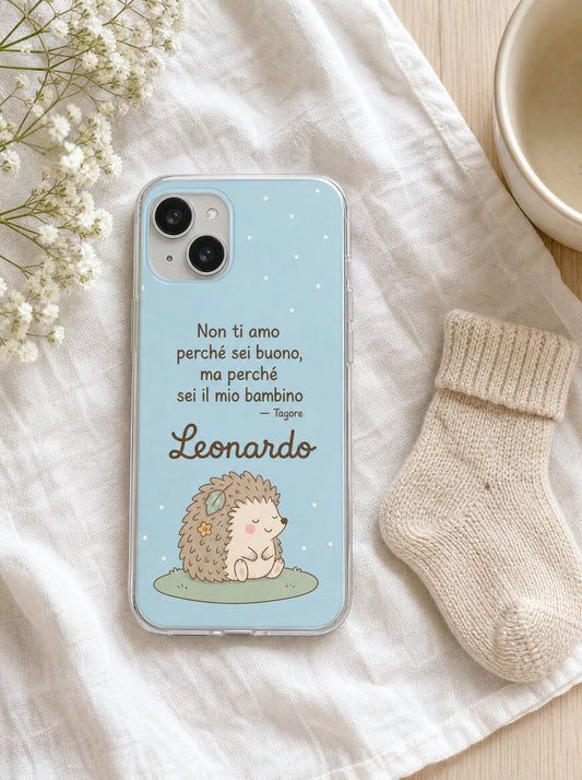 Cover per la mamma con un piccolo riccio, frase di Tagore e nome Leonardo, su un iPhone 15 visto dall'alto