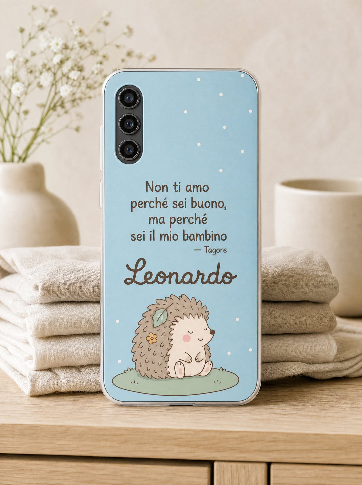 Cover con un piccolo riccio e il nome Leonardo su un Samsung Galaxy S24 in piedi, ripresa di fronte