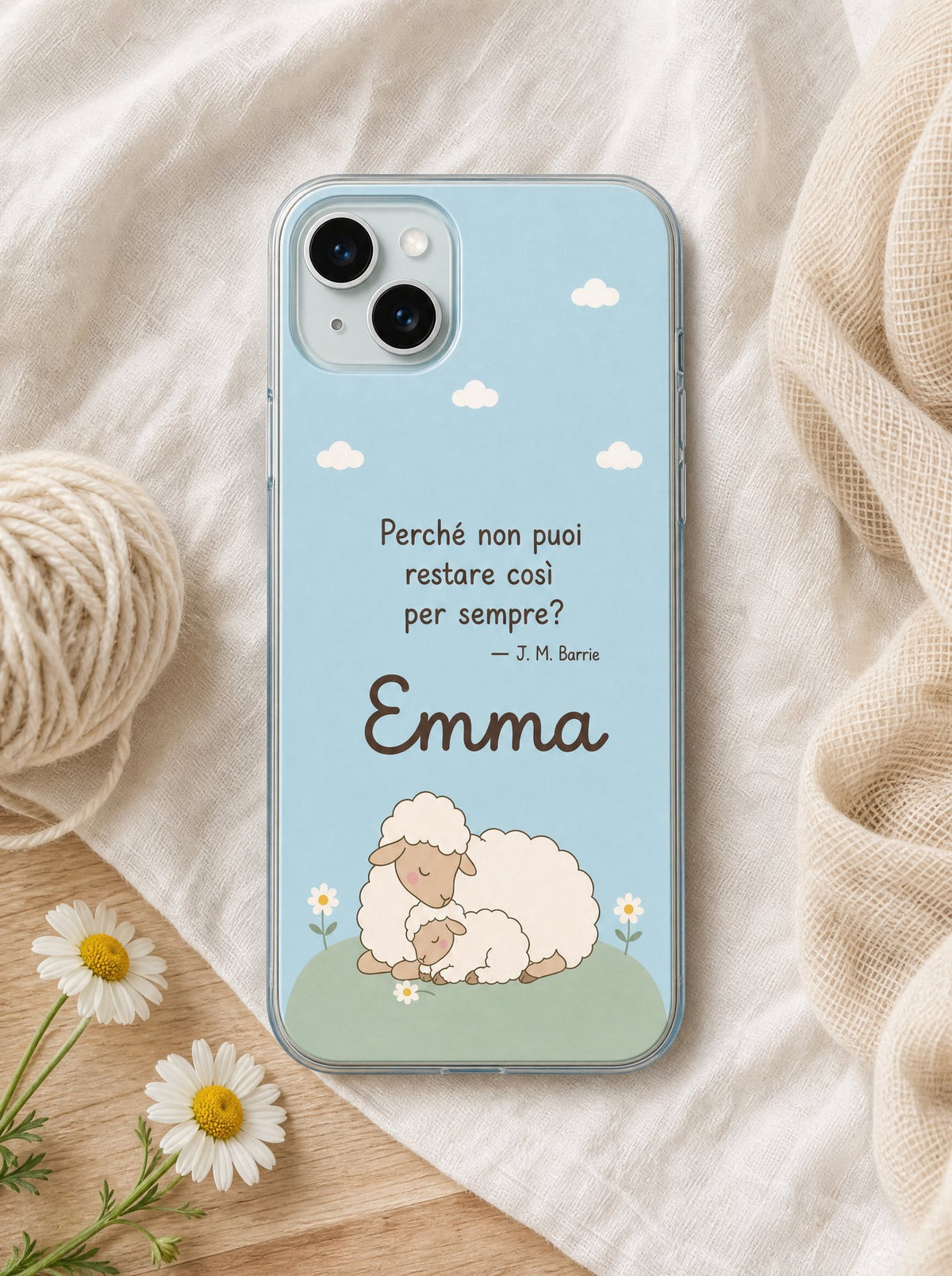 Cover per la mamma con una mamma pecora con l'agnellino, frase di J. M. Barrie e nome Emma, su un iPhone 15 visto dall'alto