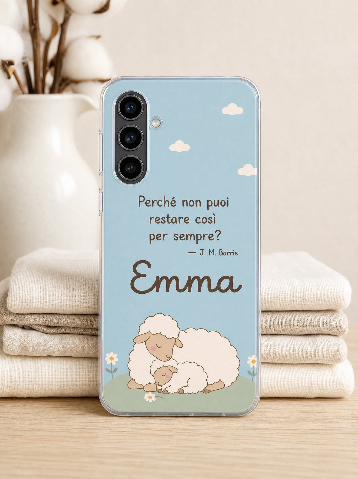 Cover con una mamma pecora con l'agnellino e il nome Emma su un Samsung Galaxy S24 in piedi, ripresa di fronte