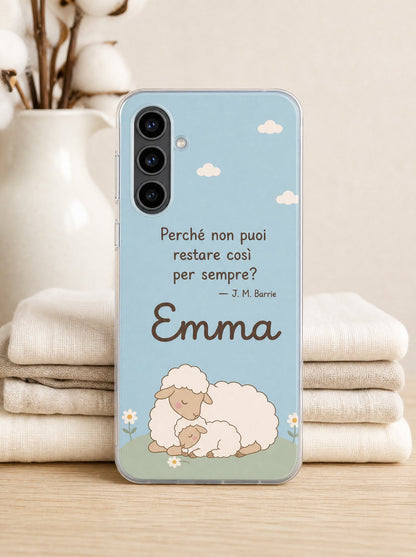 Cover con una mamma pecora con l'agnellino e il nome Emma su un Samsung Galaxy S24 in piedi, ripresa di fronte