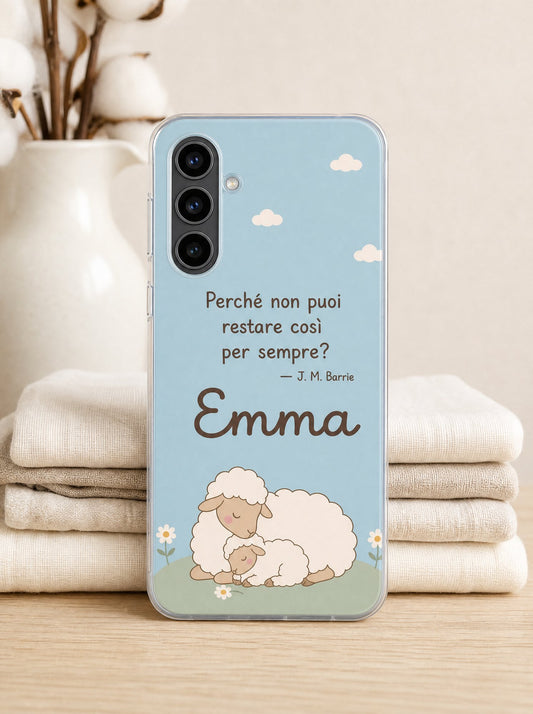 Cover con una mamma pecora con l'agnellino e il nome Emma su un Samsung Galaxy S24 in piedi, ripresa di fronte