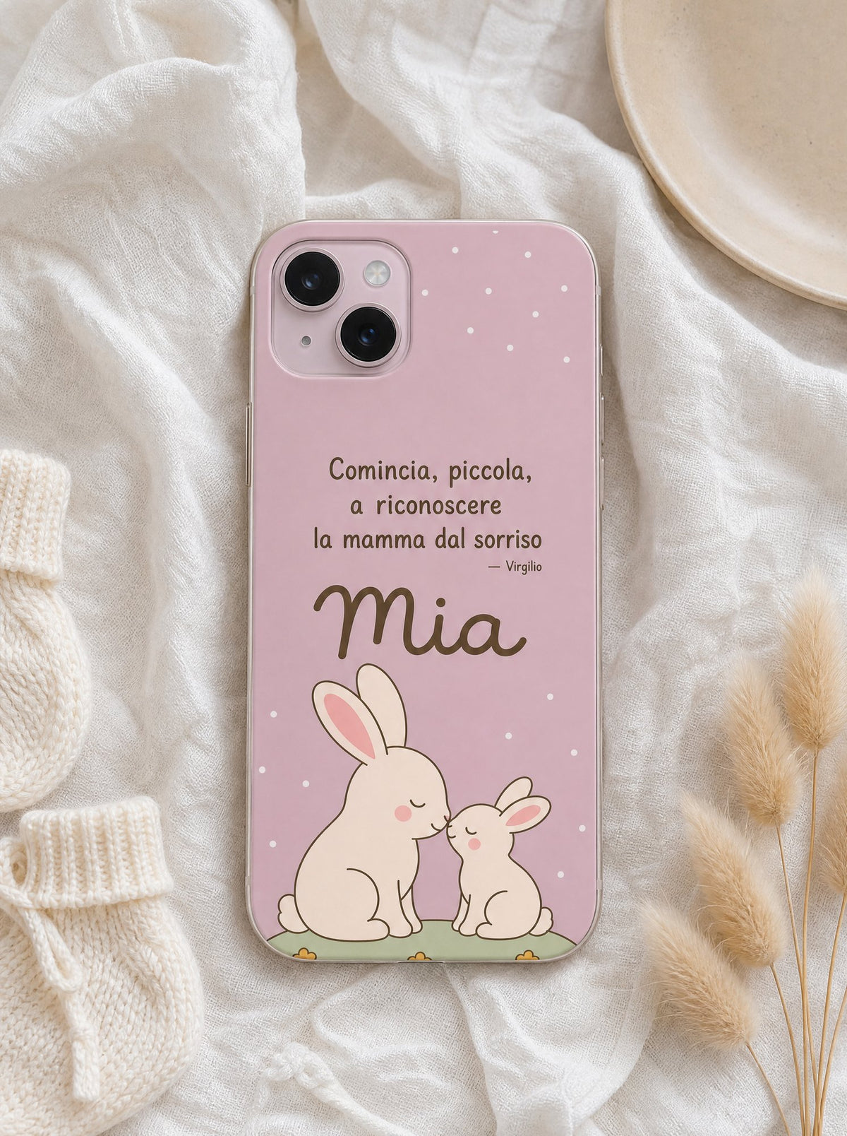 Cover per la mamma con una coniglia e il suo coniglietto, frase di Virgilio e nome Mia, su un iPhone 15 visto dall'alto