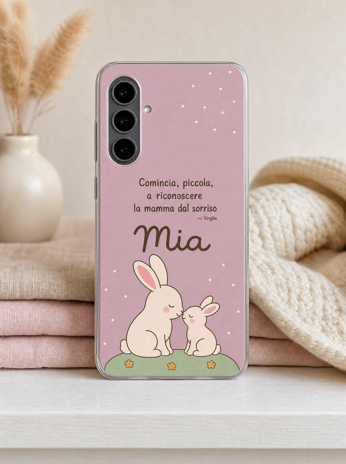 Cover con una coniglia e il suo coniglietto e il nome Mia su un Samsung Galaxy S24 in piedi, ripresa di fronte