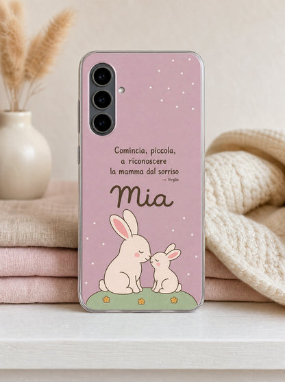 Cover con una coniglia e il suo coniglietto e il nome Mia su un Samsung Galaxy S24 in piedi, ripresa di fronte