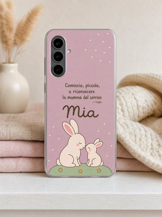 Cover con una coniglia e il suo coniglietto e il nome Mia su un Samsung Galaxy S24 in piedi, ripresa di fronte