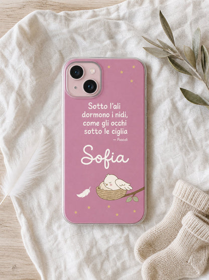 Cover per la mamma con un uccellino che dorme nel nido, frase di Pascoli e nome Sofia, su un iPhone 15 visto dall'alto