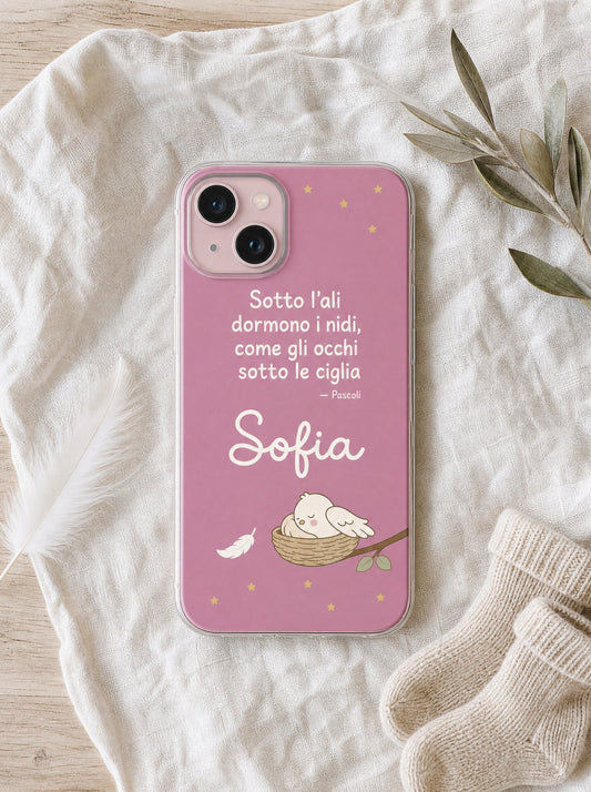 Cover per la mamma con un uccellino che dorme nel nido, frase di Pascoli e nome Sofia, su un iPhone 15 visto dall'alto