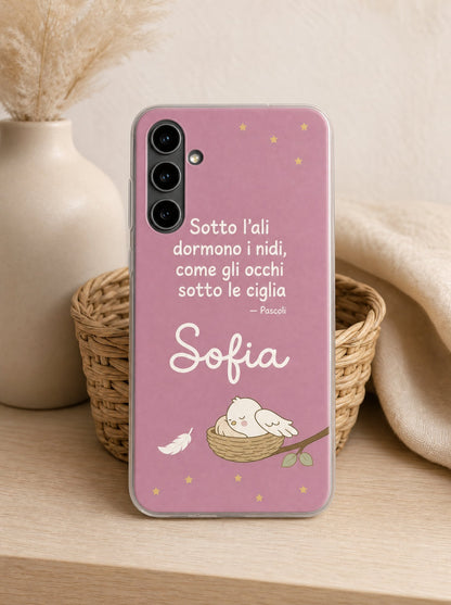 Cover con un uccellino che dorme nel nido e il nome Sofia su un Samsung Galaxy S24 in piedi, ripresa di fronte