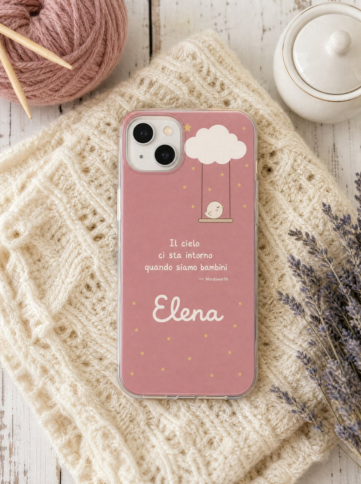 Cover per i nonni con un'altalena appesa a una nuvola, frase di Wordsworth e nome Elena, su un iPhone 15 visto dall'alto