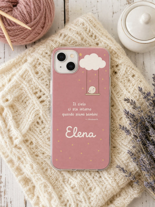 Cover per i nonni con un'altalena appesa a una nuvola, frase di Wordsworth e nome Elena, su un iPhone 15 visto dall'alto