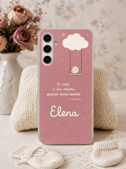 Cover con un'altalena appesa a una nuvola e il nome Elena su un Samsung Galaxy S24 in piedi, ripresa di fronte