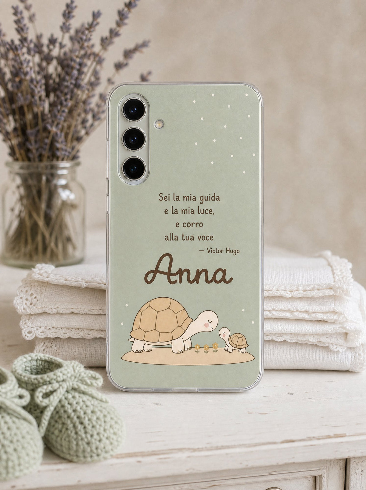 Cover con una tartaruga e la tartarughina e il nome Anna su un Samsung Galaxy S24 in piedi, ripresa di fronte