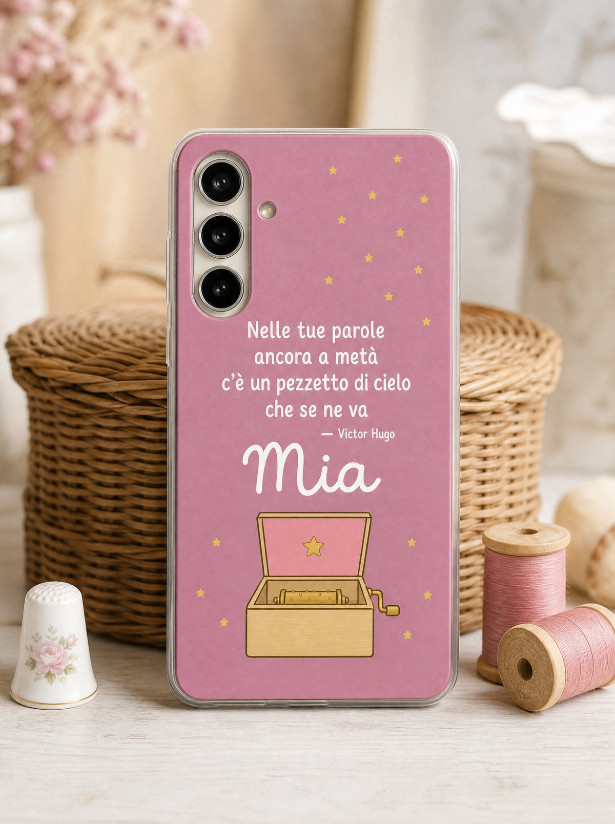 Cover con un carillon di legno e il nome Mia su un Samsung Galaxy S24 in piedi, ripresa di fronte