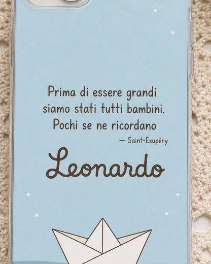 Dettaglio della frase «Prima di essere grandi siamo stati tutti bambini. Pochi se ne…» di Saint-Exupéry e del nome Leonardo