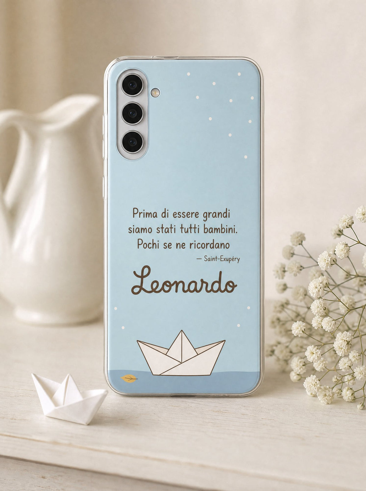 Cover con una barchetta di carta e il nome Leonardo su un Samsung Galaxy S24 in piedi, ripresa di fronte