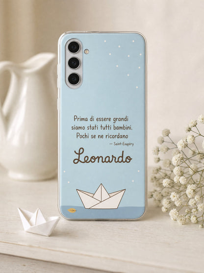 Cover con una barchetta di carta e il nome Leonardo su un Samsung Galaxy S24 in piedi, ripresa di fronte