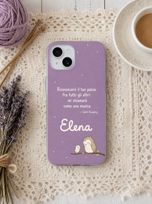 Cover per i nonni con un gufo e il suo gufetto, frase di Saint-Exupéry e nome Elena, su un iPhone 15 visto dall'alto