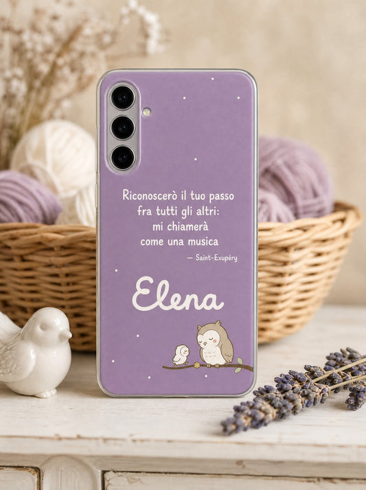 Cover con un gufo e il suo gufetto e il nome Elena su un Samsung Galaxy S24 in piedi, ripresa di fronte