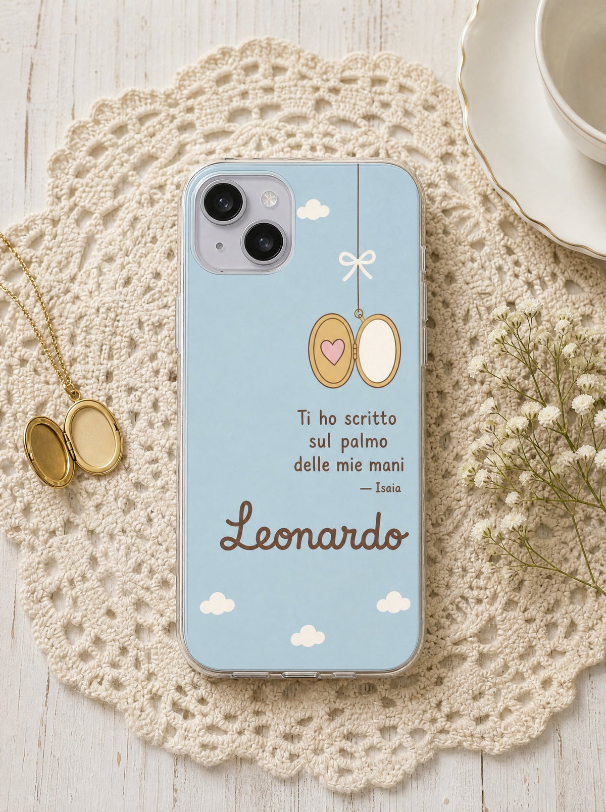Cover per i nonni con un medaglione con un cuoricino, frase di Isaia e nome Leonardo, su un iPhone 15 visto dall'alto