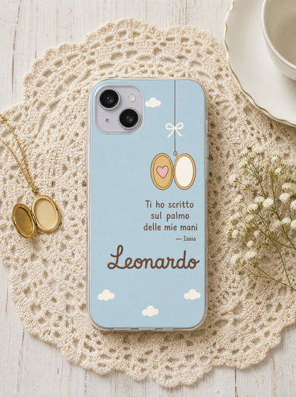 Cover per i nonni con un medaglione con un cuoricino, frase di Isaia e nome Leonardo, su un iPhone 15 visto dall'alto