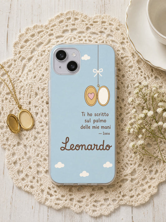 Cover per i nonni con un medaglione con un cuoricino, frase di Isaia e nome Leonardo, su un iPhone 15 visto dall'alto