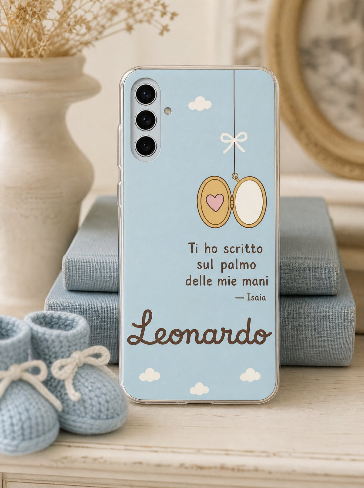 Cover con un medaglione con un cuoricino e il nome Leonardo su un Samsung Galaxy S24 in piedi, ripresa di fronte