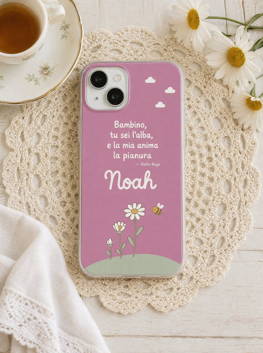 Cover per i nonni con margherite e un'ape, frase di Victor Hugo e nome Noah, su un iPhone 15 visto dall'alto