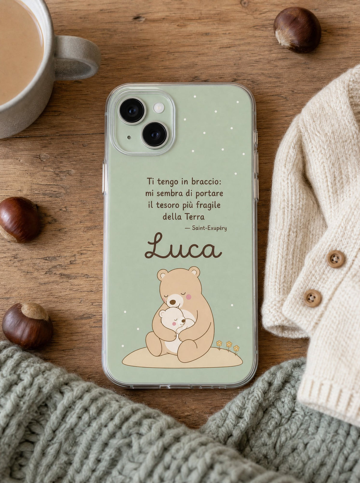 Cover per il papà con un papà orso col cucciolo, frase di Saint-Exupéry e nome Luca, su un iPhone 15 visto dall'alto