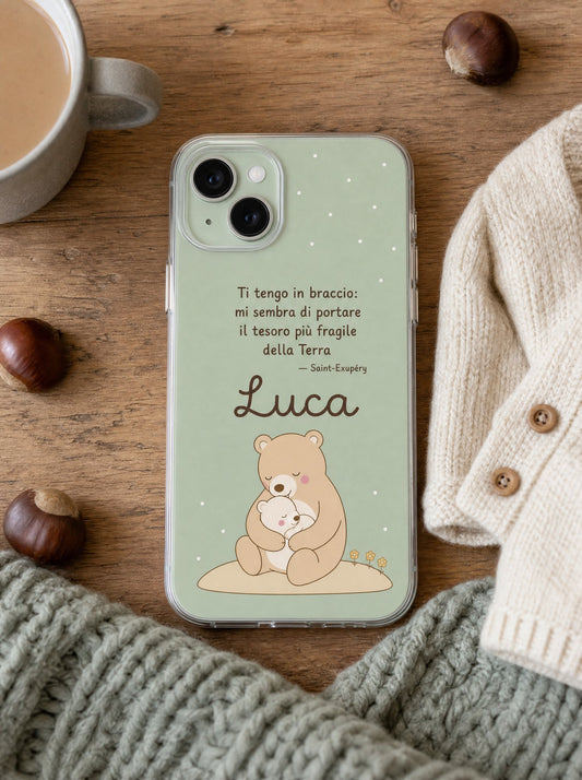 Cover per il papà con un papà orso col cucciolo, frase di Saint-Exupéry e nome Luca, su un iPhone 15 visto dall'alto